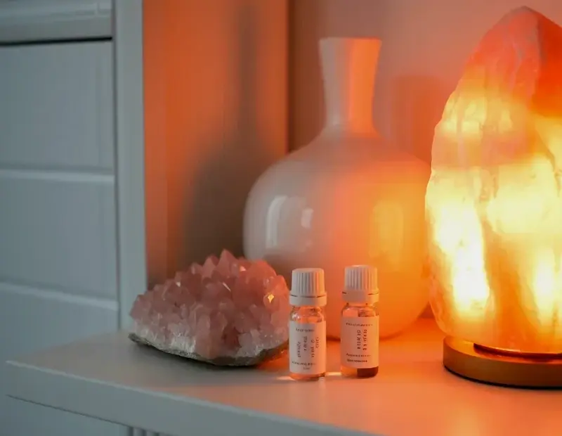 Calming Diffuser Setup: Rose Quartz, Salt Lamp and Ceramic Diffuser